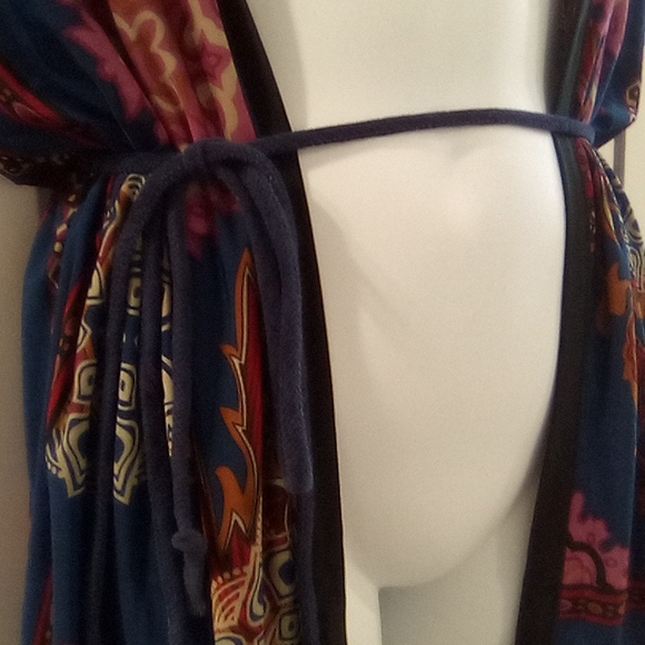 Silk like Oxford Circus Kimono Wrap Top - Picture 14 of 15